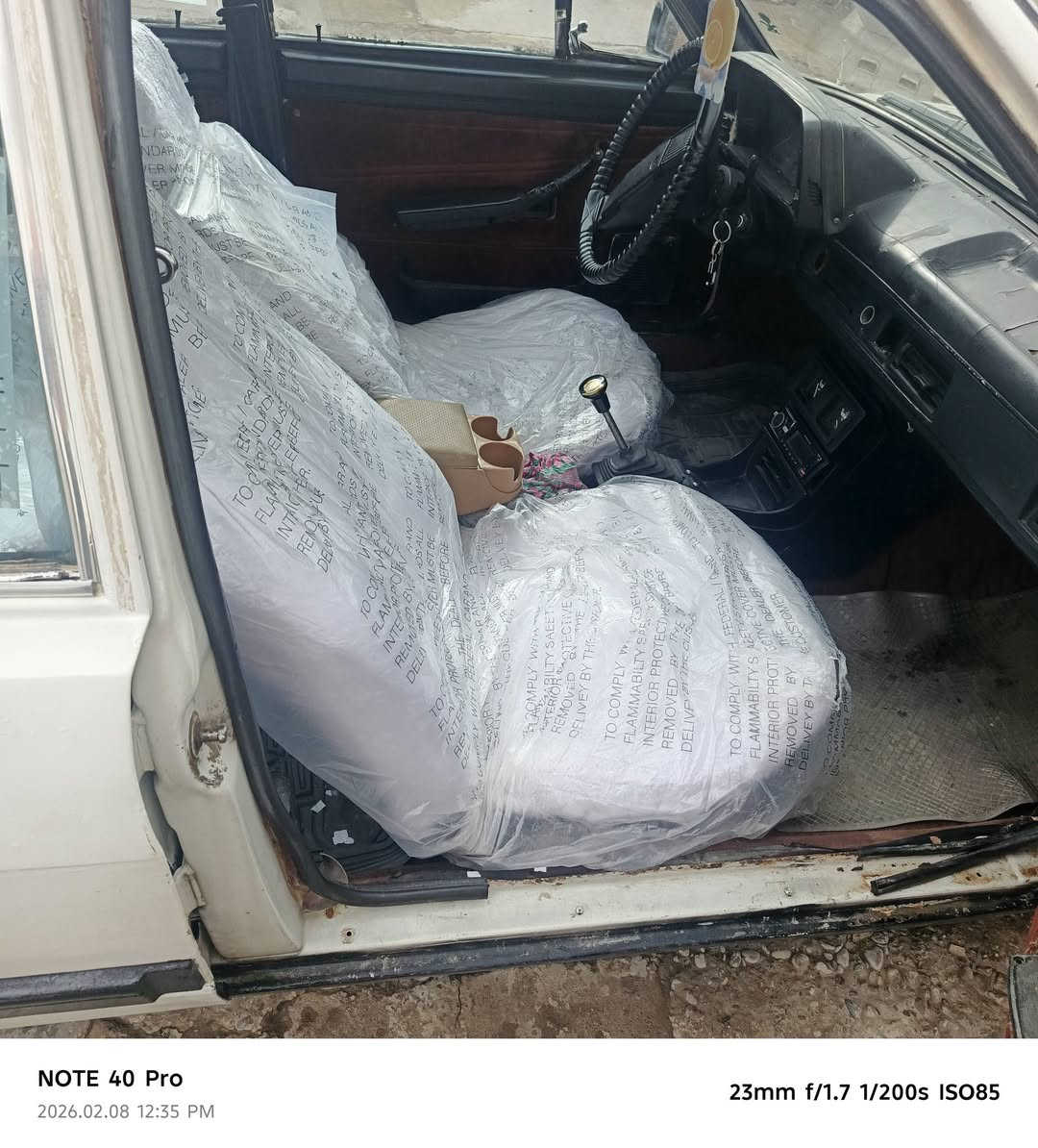 السلام عليكم برازيلي للبيع موديل 86 تكسي رقم احمر نينوى شرط الوكاله والتحويل السعر١٠ وبيها مجال الشراي العنوان كركوك سياره حلوه نظيفه تخم خطه بيض سماعات لايتات مضخم هورن كلها شغاله نقرا سلف وترايك للبصره اللي يريد يتصل على رقم الموبايل*********** بيرو محرك جيتا 5
