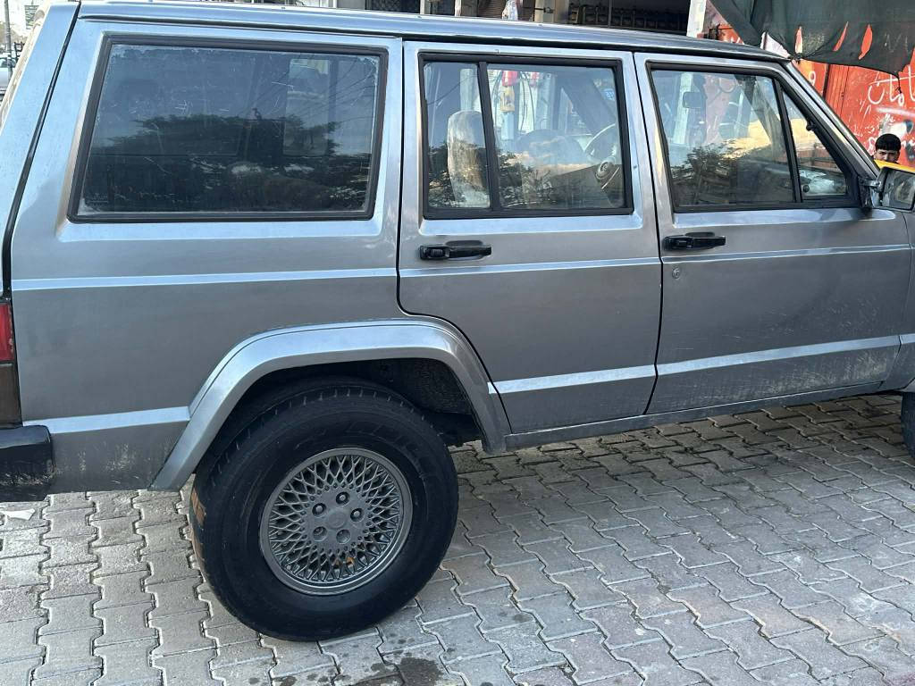 جيب شروكي موديل 1993كير اوتوماتيك بدون ضربه صبخ جمالي كيرومحرك بيلاد سنوي مشروع بسه منتهي سعر 35بي مجال *********** كركوك, العراق
