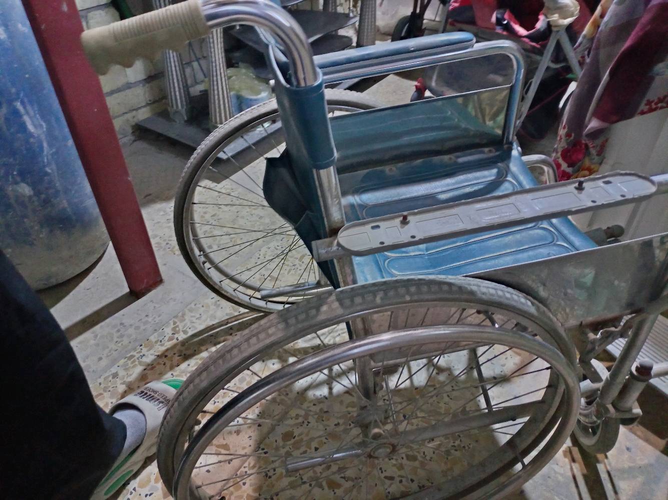 السلام عليكم كرسي معاقين نضيف كلش بس تايراته فاشه سعره ٤٠ وبي مجال متلكه بهيج سعر وهيج نضافه يشيل لحد وزن ١٥٠k