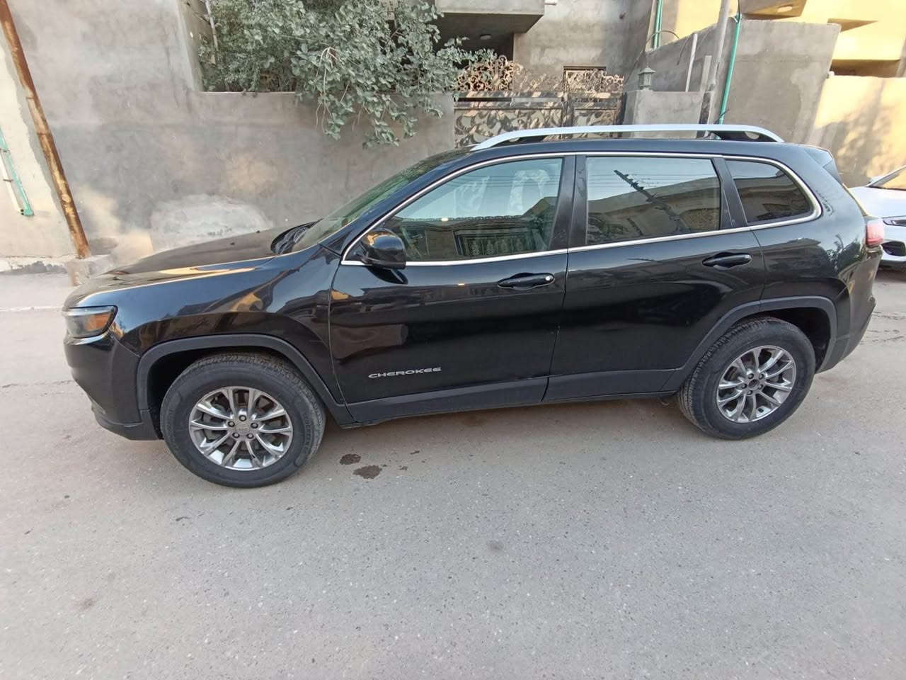 السلام عليكم 
جيب بزون موديل 19 لاتيدو فور ويل 
سياره مكينه جديده بجيس كير كفاله تبريد كفاله 
حادثه 4 قطع صبغ فقط 
سياره جاهزه من كلشي تايرات حداده 
مواصفات 
كشنات جلد
كشنات كهرباء
شاشه 
اندرويد اوتو
ابل كار بلي 
حساسات خلفيه
قطعتين تبريد 
باقي مواصفات معروفه 
سياره ناقصه شغلات بسيطه وبيها تلحيظات بسيطه 
السعر 120 بيها مجال 
العنوان البصرة 
*********** البصرة, العراق
