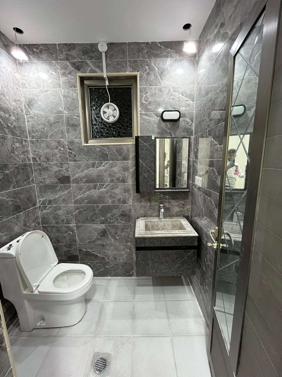🏡 للإيجار – بيت حديث بناء 2025
📍 الموقع: المنصور – خلف مطعم صاج الريف.  

✨ المواصفات:

* 3 غرف نوم
* صالتان
* مطبخ
* خدمات متكاملة
* بناء حديث (2025)
* موقع متميز وهادئ
* مناسب جدًا للعوائل

📞 للاستفسار:***********
