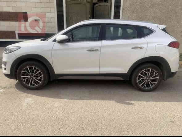 عليكم شباب
توكسان 2021
kmماشيه 52 
الموصفات 
فول عدا البنراما 
5 عدسات  
كشنات الامامي كهرباء تدفئه تبريد
قطعتين تبريد
تحكمات ستيرن 
رادار امامي 
حساسات خلفيه
كامره خلفيه 
السعر220وبيها مجال
***********الرقم
