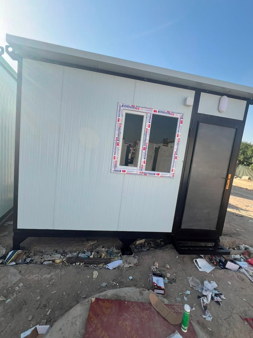 اساس معمل الهدى لصناعة الكرفانات من السندويج بنل بمواصفات عالية الجودة وأسعار تنافسيه يشمل الابواب والشبابيك والكهربائيات.يوجد لدينا كوادر متخصصة و ذات خبرة في مجال تصنيع الكرفانات والجملونات وبيع وشراء الحاوياتلأستقبال استفساراتكم الاتصال:***********  ***********

