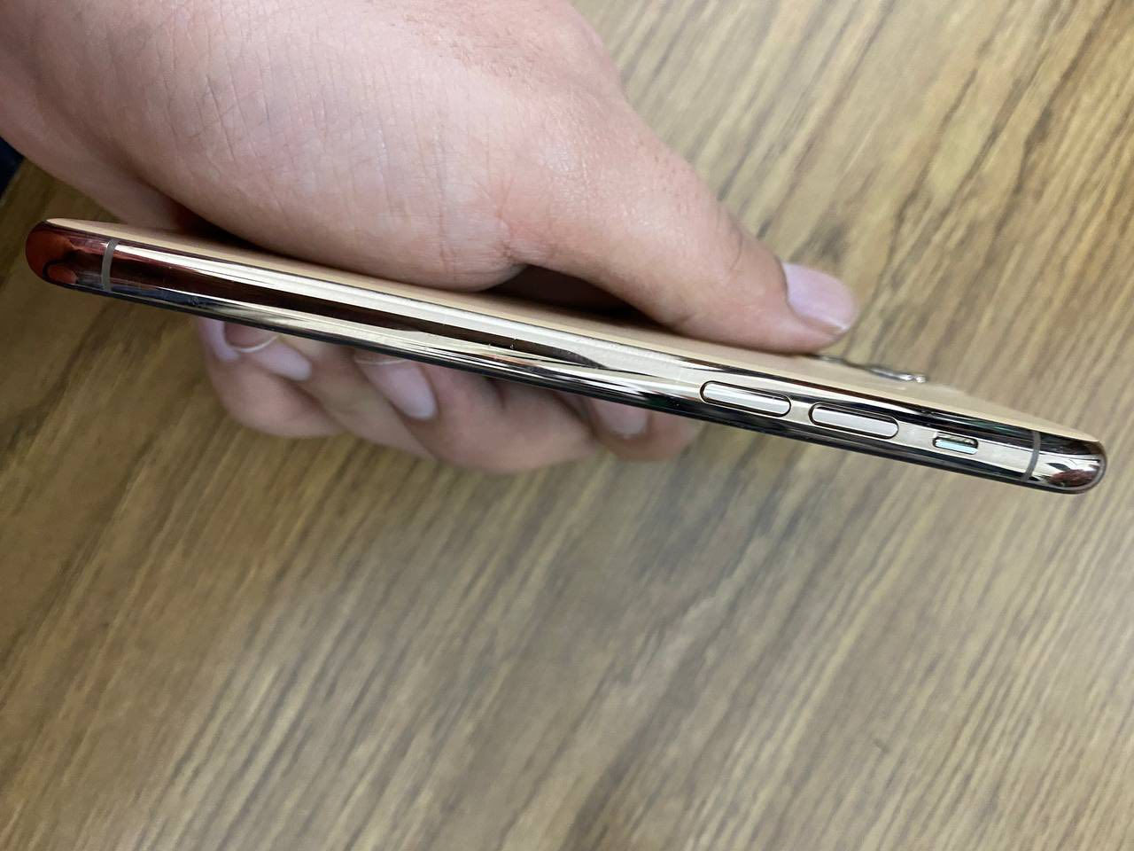 ايفون 11برو فقط / iphone 11 pro 
تك سيم + esim 
ذاكرة 256 
بطارية 83 
بدون كارتون بدون غراض 
ما مبدل بي كل شي وما مفتوح كلو اصلي و نرومال 
وانطي بيه 3 تيام اي خلل بيه يرجعلي 
سعر 280 وبيه مجال 
عنوان موصل حي الضباط 
رقم تواصل *********** اتصال او واتس اب او خاص ماسنجر
