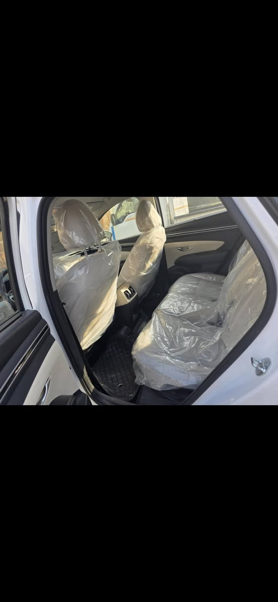 السلام عليكم توسان موديل ٢٤ داخلها الابيض المرغوب وشاشه دجتال السياره مكفوله ماشي ٢٧ رقم بغداد انگليزي وبسمي فول عدا البنراما السياره بعدها بحاله الزيرو سبير منازل للتواصل ***********
