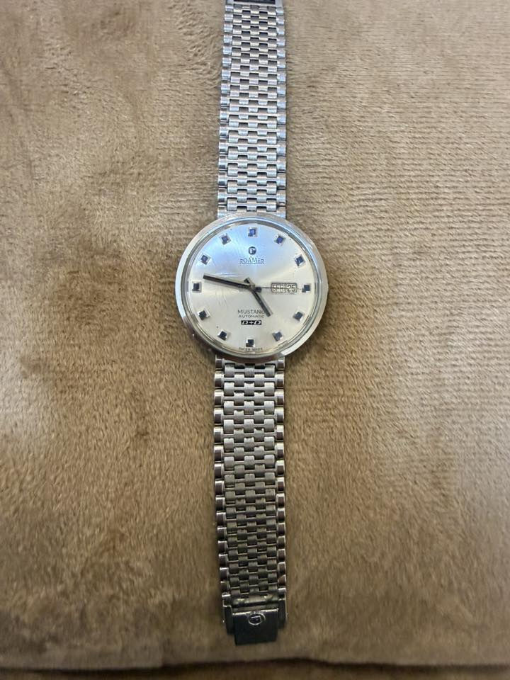 ساعه للبيع 
اقره المواصفات. 
السعر اخر المنشور 
Roamer Mustang Automatic D+D

🔎 المواصفات:
 • ✅ صناعة: سويسري (Swiss Made)
 • ✅ نوع الحركة: أوتوماتيك (تشتغل بحركة اليد بدون بطارية)
 • ✅ موديل: Mustang
 • ✅ نظام اليوم والتاريخ (Day + Date)
 • ✅ ستانلس ستيل كامل (الهيكل والسوار)
 • ✅ مقاومة للماء
 • ✅ رقم مرجعي خلف الغطاء: 478-9120-300
 • ✅ الغطاء الخلفي عليه شعار الحصان (Mustang)

⸻
📅 تاريخ الصنع التقريبي:
هذا الموديل غالباً من فترة السبعينات إلى بداية الثمانينات (1970–1980)

السعر 200,000 و بيها مجال 
مكاني بغداد اعظميه
***********
