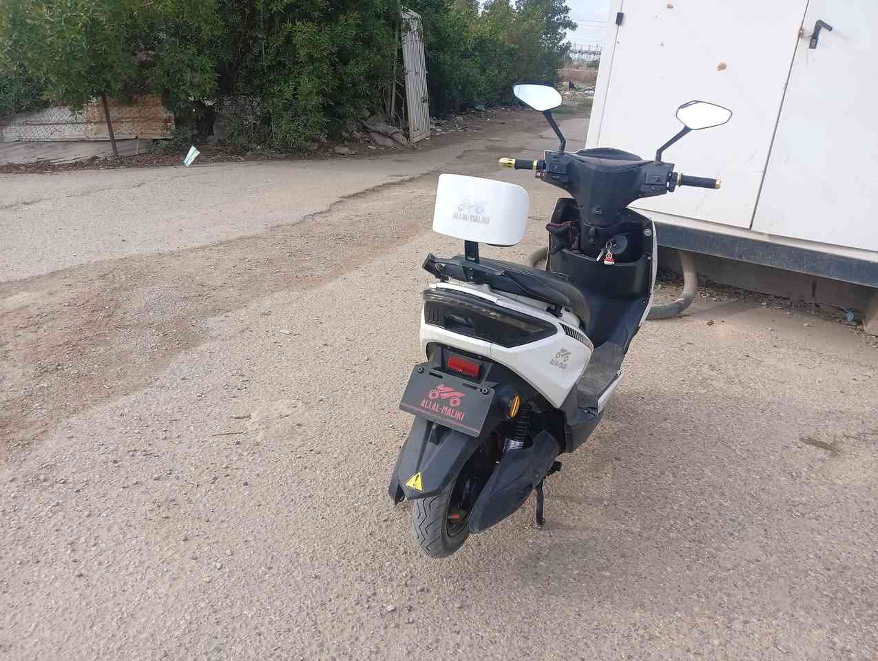 السلام عليكم للبيع دراجه شحن موديل 2024 
6 بطاريات كبار سرعه 60 مواصفاتها تشغيل جهاز انذار 
قفل وفتح دراجه كامله مابيها اي نقص سعر 350 وبيها مجال حك الجيه مكاني بغداد الدورة ***********
