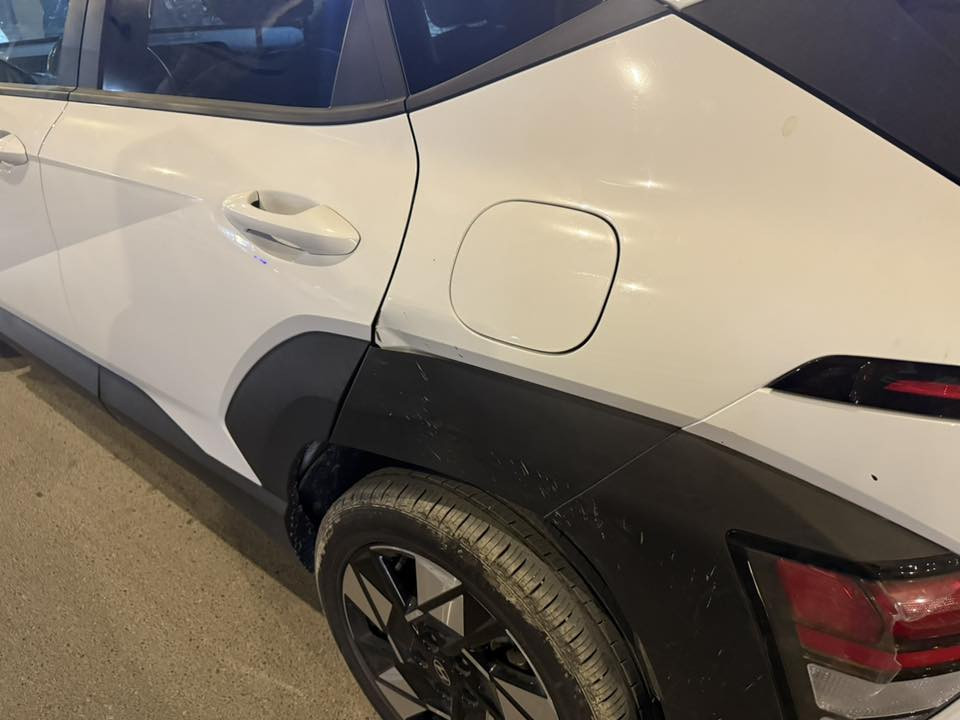 السلام عليكم
كونا موديل ٢٠٢٤دخول جديد
على حادثها رقم فص موقت
موصفاتها 
تحكم جهتين
تبريد قطعتين
رادار امامي خلفي 
كشن السايق كهرباء 
تبريد بيانو
شاشه متصله
كاربلاي 
نقطه عمياء 
تحديد مسار
اشاير بل مري
هنا الموصفات المعروفه
عارضها ب١٦٠ وبيها مجال
***********
