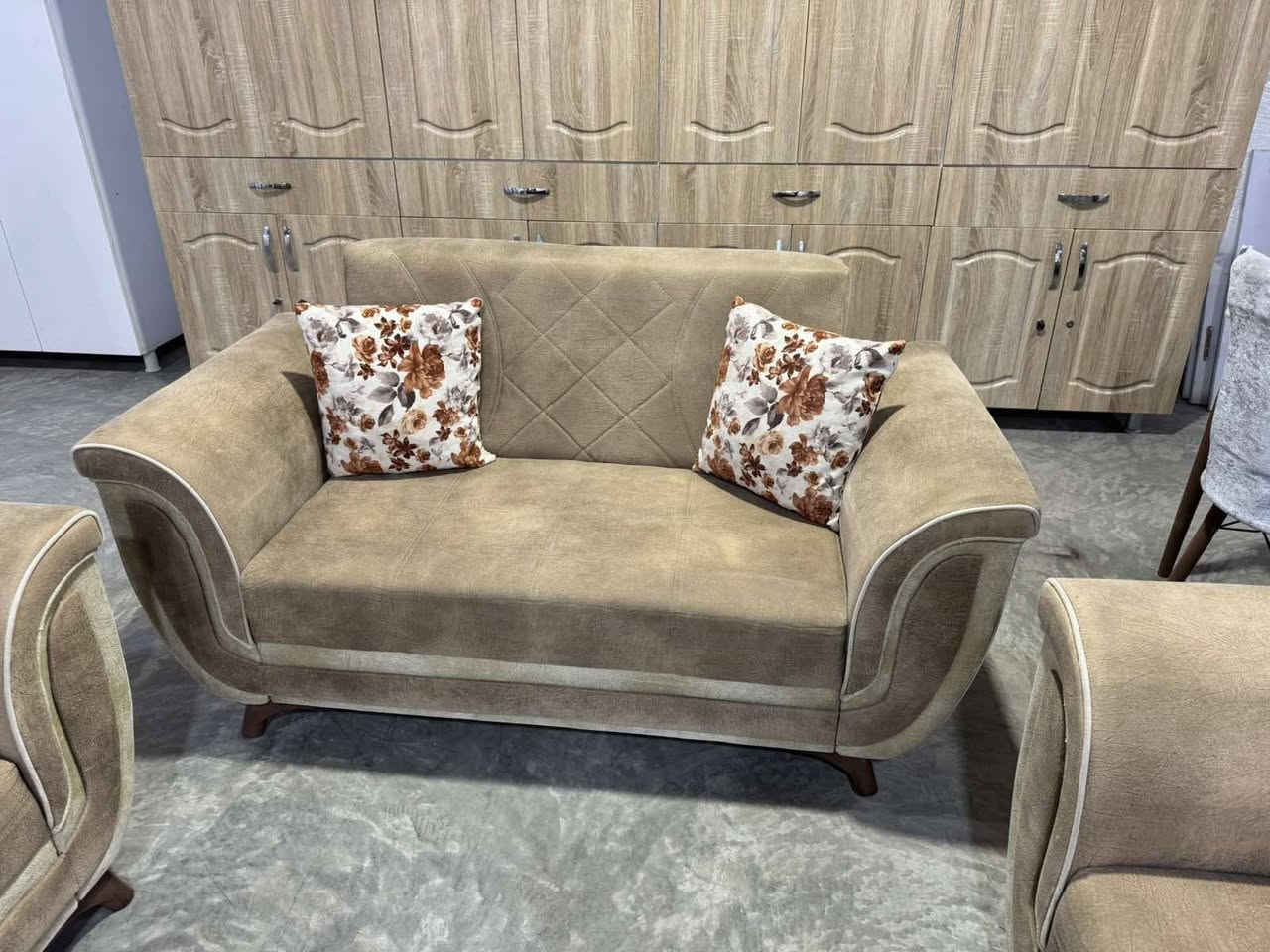 ئەم تاقمە بۆ فرۆشتن

دە نەفەریە  دەستکردە..زۆر پاک ماوەتەوە
شوێن دەربەندیخان گەیاندن هەیە
نرخی ٣٢٠هەزار..
***********..*********** السليمانية, العراق
