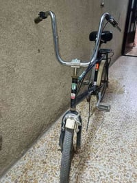 بايسكل للبيع🚴‍♀️ السعر: 50 وبي مجال  الحجم:20 ونضيف لا مصبوغ ولا مشخط ...
