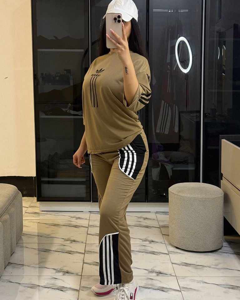 الطلّة المثالية بانتظارك! 🌟
طقم رياضي قطعتين بتصميم "Logo-Centric" وخطوط أيقونية.
✅ متوفر بـ 5 ألوان خرافية.
✅ قياسات مريحة (Oversized fit).
✅ خامة ممتازة وعملية.


**إذا كنت صاحب هذا الإعلان وتريد حذفه لأي سبب، رجاءا أرسل رسالة إلى الدعم الفني**