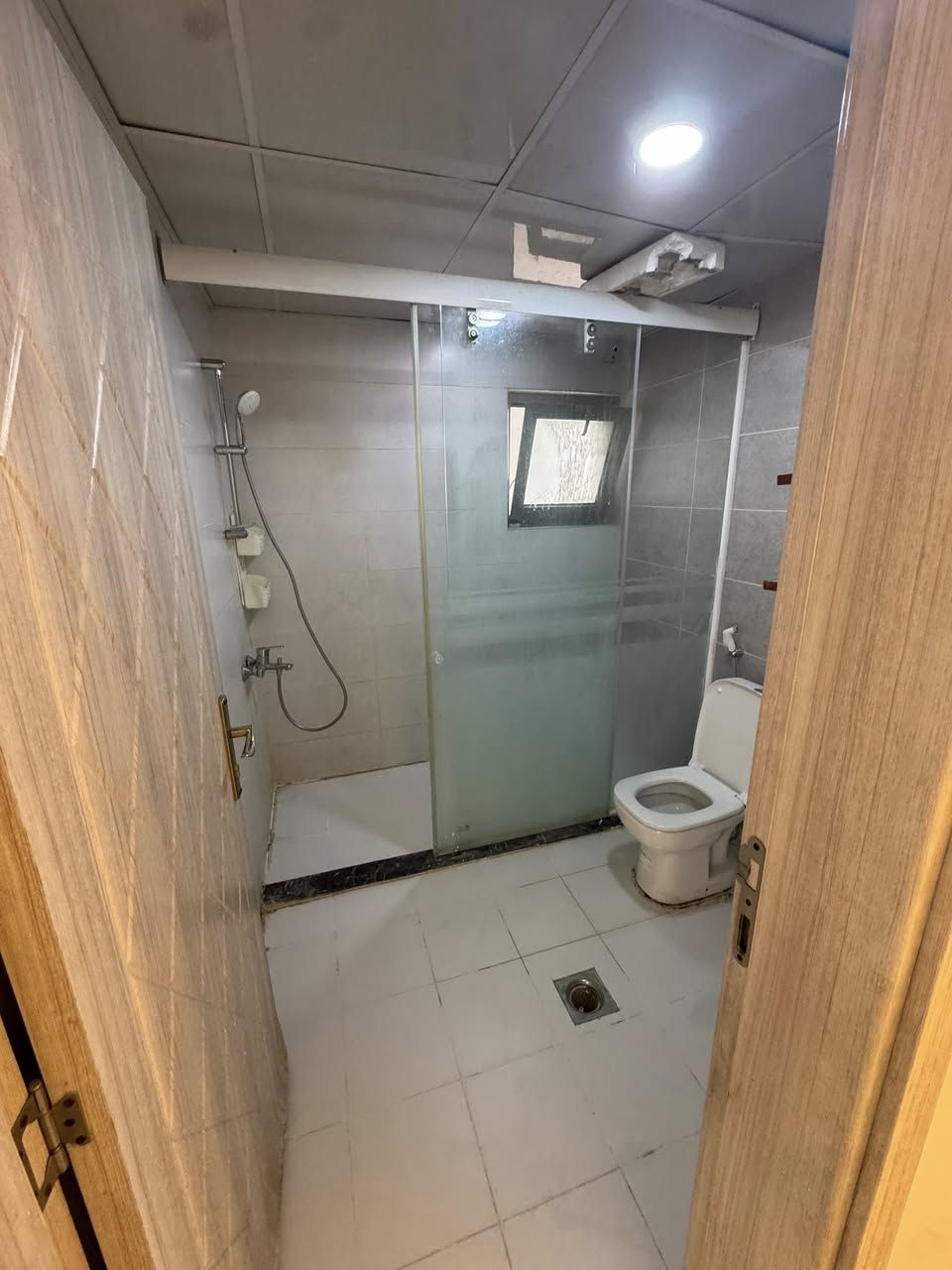 ⸻
🏢 للإيجار في مجمع المحبة السكني

شقة مؤثثة بالكامل
📐 المساحة: ١٤٦ متر
تتكون من:
▪️ غرفتين نوم
▪️ صالة واسعة
▪️ مطبخ
▪️ خدمات عدد ٢

📍 الموقع: مجمع المحبة السكني – السيدية
قريبة من جميع الخدمات، بيئة سكنية راقية وآمنة.

📞 للاستفسار أكثر: ***********
🏢 أو زيارة المكتب الكائن في:
السيدية – شارع جامع الأقصى
مقابل لحوم جويلي
مكتب المصطفى للاستثمار والتطوير العقار
