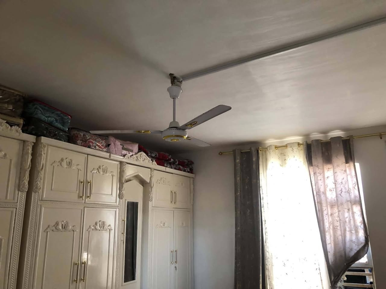 دار للبيع طابقين مساحته 250متر ع طريق المعاره قرب الحسينيه مال العويسات يبعد عن شارع العام 75متر بناء حديث طابوك وصب كونكريت متكون من 
غرفة نوم عدد 2.   5*5
صاله 4*10
مطبخ 4*4
استقبال 5*9
مجمع صحيات دخليه خارجيه 
طابق ثاني متكون من 
غرفة نوم+صاله+مجمع صحيات 
سعرها 95وبيها مجال 
أي استفسار اتصل على الرقم التالي 
***********
