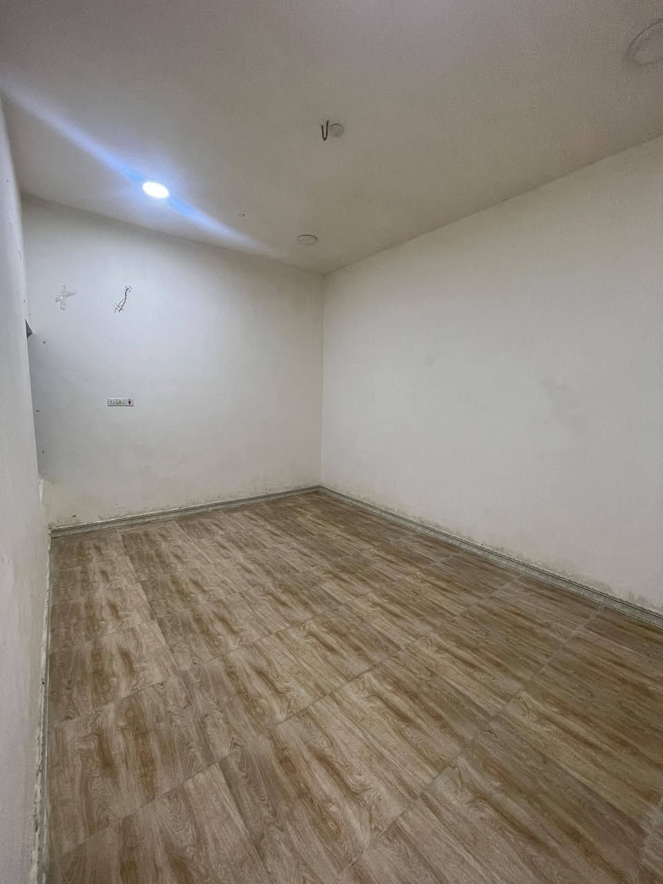 يوجد شقه في منطقه حي الاصدقاء طابق اول نظيفه جدا تحتوي على غرفتين وصاله ومطبخ وصحيات سعر الايجار 350 الف *********** يوجد وتساب
