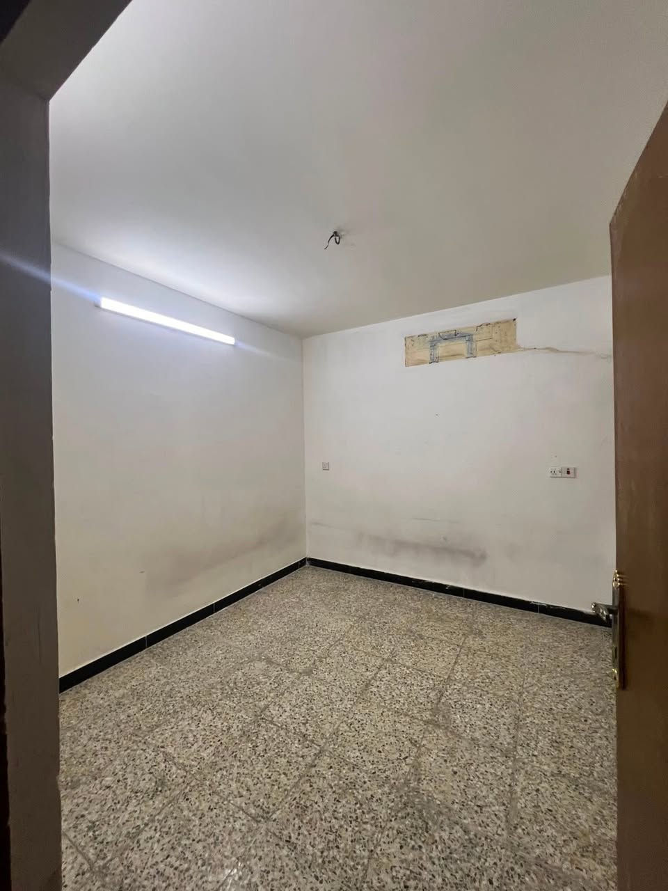 الايجار شقة طابق اول تحتوي ع ٢ نوم وصاله ومطبخ وحمام سعره ٦٧٥ الف موقعه السيدية خلف شارع النخل ***********
