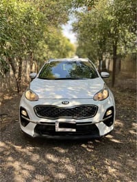 للبيع كيا سبورتج 2020 رقم بغداد بأسمي السيارة مكفولةعداد 120 الف كم بح...