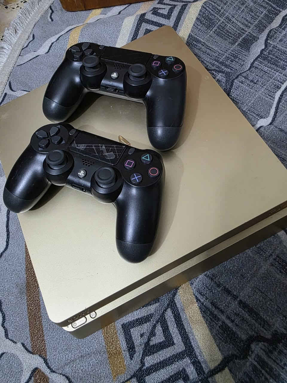 بلي 4 سلم النسخة الذهبية
جهاز نظافه 90 بالمية 
تهكيره القرص 12.52
يحتوي على العاب منها رزدنت ايفل 8 وريد ديد 2
و ذا ايفل ويثن 2 ودايز كون وديترويت وانشارتد 4 وبعد العاب
يجي ويا ركز يو بي اس 850 ما صارلي شهر من مشتري كارتونته بعدهي تلمع 
لتكلي شدعوه 280 لان اليوبي اس يجي ويا
العنوان النجف ماكو توصيل تفحص بيدك وتاخذ بس الشراي يراسل ما ينزل ربع من السعر


**إذا كنت صاحب هذا الإعلان وتريد حذفه لأي سبب، رجاءا أرسل رسالة إلى الدعم الفني**