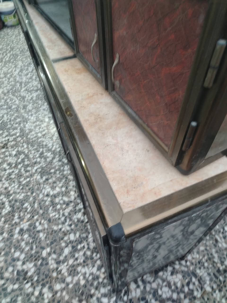 كارنتر نضيف بس نقص جراره والباقي مكفول كفاله عامه مرمر طبيعي مو صناعي *********** اذا اكو مراوس بتخم 10مقاعد او اكثر او ديوان
