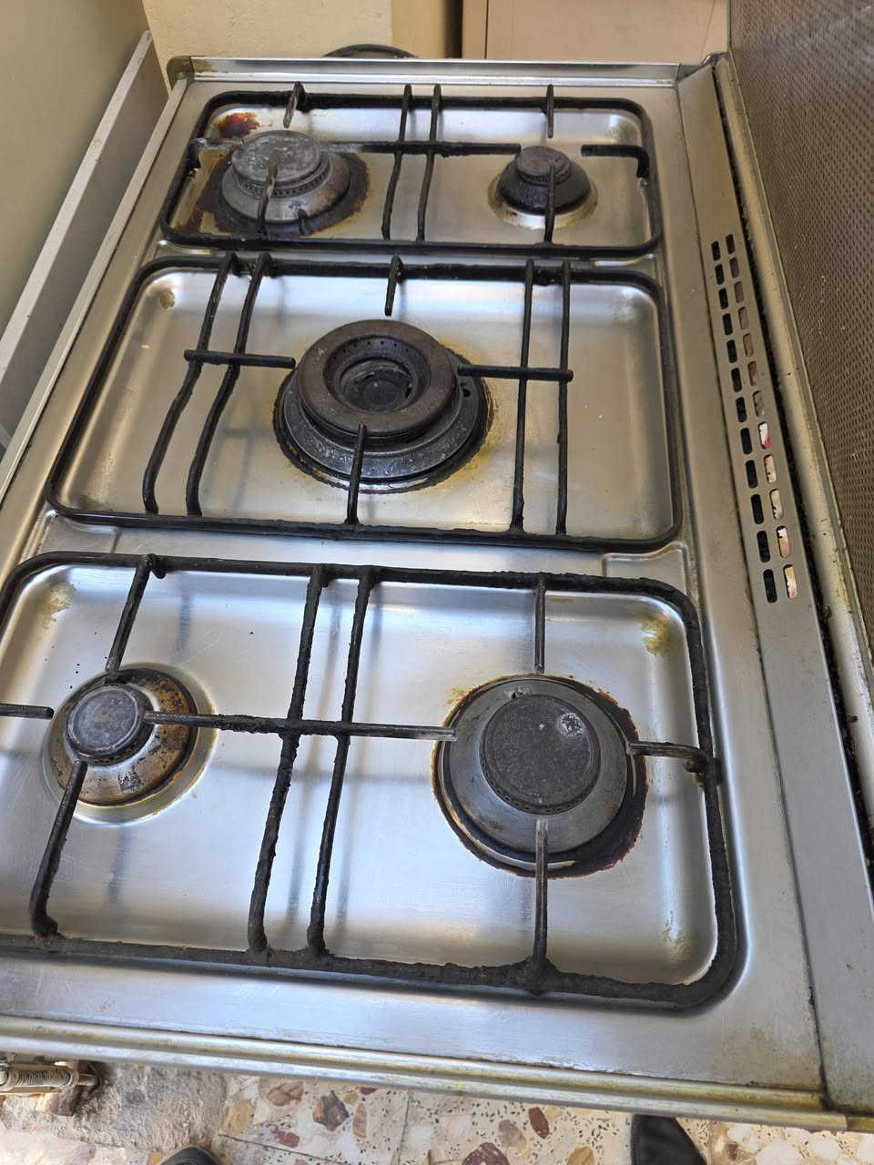 طباخ كريازي  مابي  اي نقص كلشي شغال بي وفقط جامه جوه الاماميه مكسوره فقط ونظيف  مرتب   مكان تواجد بحي ميسان يم الجوهرة العرب *********** سعر المطلوب 150وبي مجال حك جيه فقط والعفو جامة الشوي موجوده فقط منظر  خارجيه مكسوره
