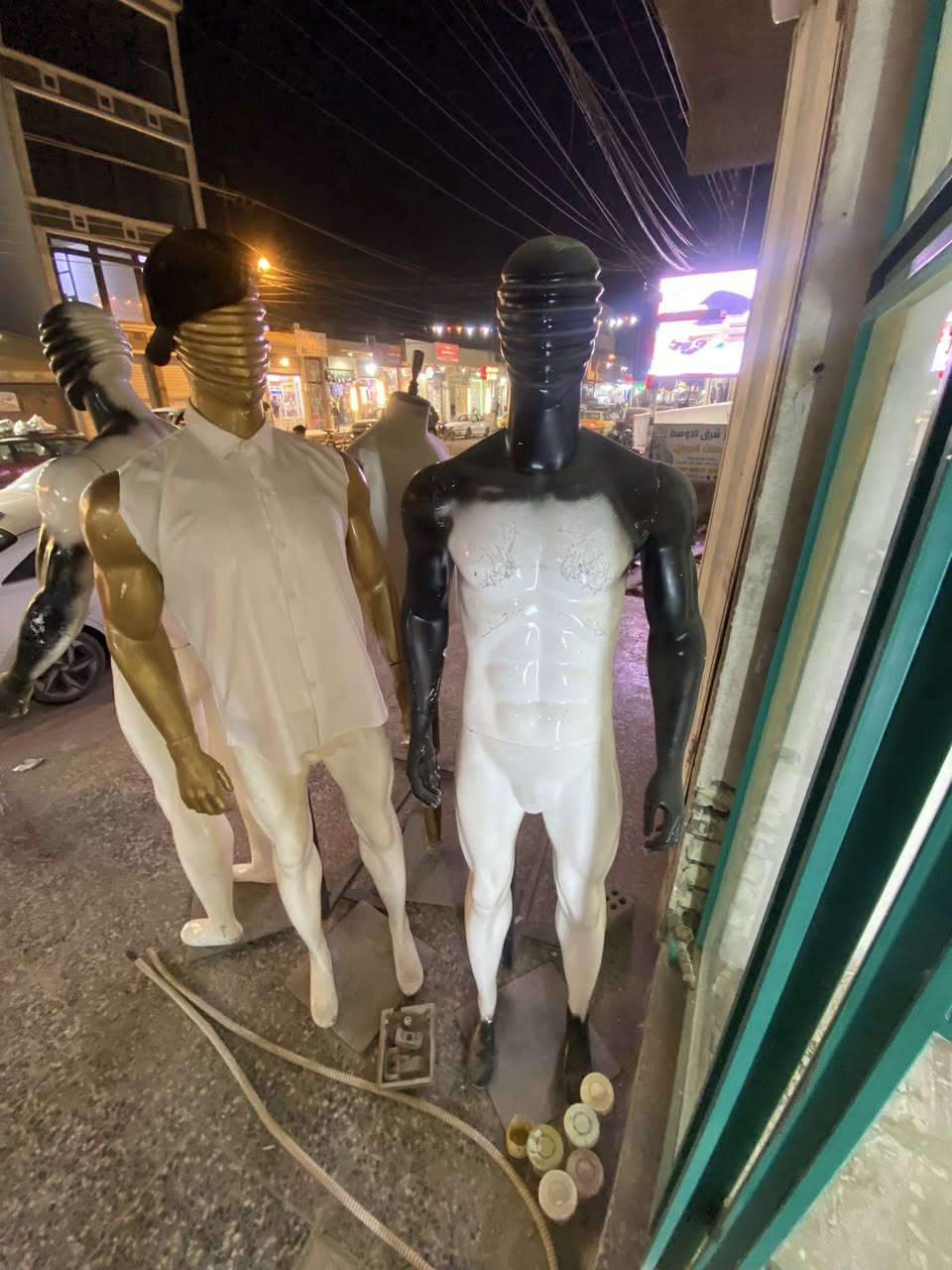 السلام عليكم
ملكانات 3 للبيع سعر الواحدة 60 الف 

تعاليك ملابس عدد 140 تقريباً سعر الواحدة 500 دينار 

العنوان رئاسة العبيدي شارع 20 

رقم الهاتف ***********
