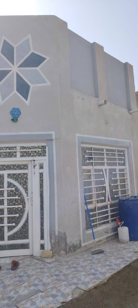 سلام عليكم
عدي بيت للبيع مساحته 200متر اصلاح  زراعي جدن جدن نضيف بناء بلوك كهربائيّ عرضاشارع 8متر سنة البناء بل21عنواني الحمزه الغربي حي العسكري شارع الوطاني مجاور حيدر ضلال ابو زينب المختار بسعر مناسب بيع مستعجل
اشراي يتصل***********
