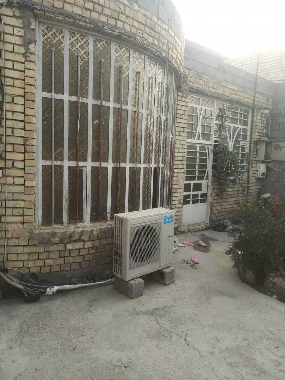 السلام عليكم 
يوجد دار للبيع في حي ذويب الثاني 
المساحه 250 متر + 50 متر امام الدار 
البناء طابرق جمهوري 
السقف سندويج 
بدون لبخ ولا سيراميك 
تسليك مجاري ابو 6
تسليك الماء بوري سيرين 
كهرباء واير سيمز 
أستقبال 7×4 
غرفتين 5×4 
مطبخ 5×4 
صاله 4×7
هول 4×6
كراج 5× 4 
حديقه 5×4 
الأستفسار اكثر على الرقم 
***********
