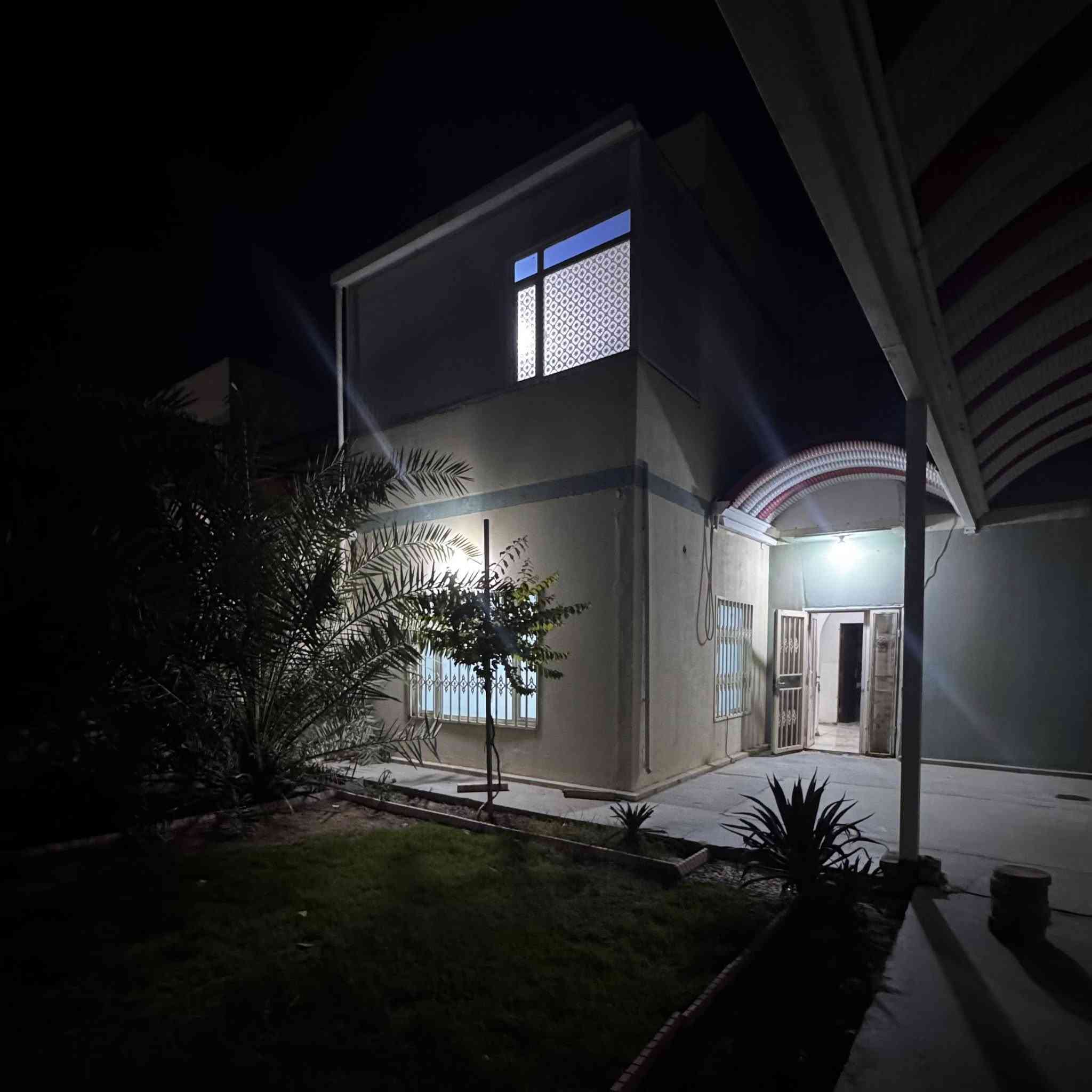 ( قرية الغدير الاولى 🏘️ )

دار بمساحة 200 متر مربع تقع في قرية الغدير الأولى، تتميز بتصميم عملي ومواصفات جيدة.

مواصفات الدار:
 • 4 غرف نوم
 • استقبال واسع
 • مطبخ حار ومطبخ بارد
 • كراج للسيارة
 • حديقة
      سابقاً كان الطابق الثاني معزول بالكامل
 • درج مستقل مؤدي إلى الكراج
 • يحتوي البيت على كتائب و قمرية سكيسبان

الدار مناسبة للسكن العائلي ومجهزة بشكل مريح.

                 ( لمعرفة السعر💰 علق برقم 2 )

للأستفسار مراسلة الصفحة
 أو الاتصال على الرقم ***********

#محمد_العزاوي_للاستثمار_والتسويق_العقاري
#مكتب_البلال_للعقار
