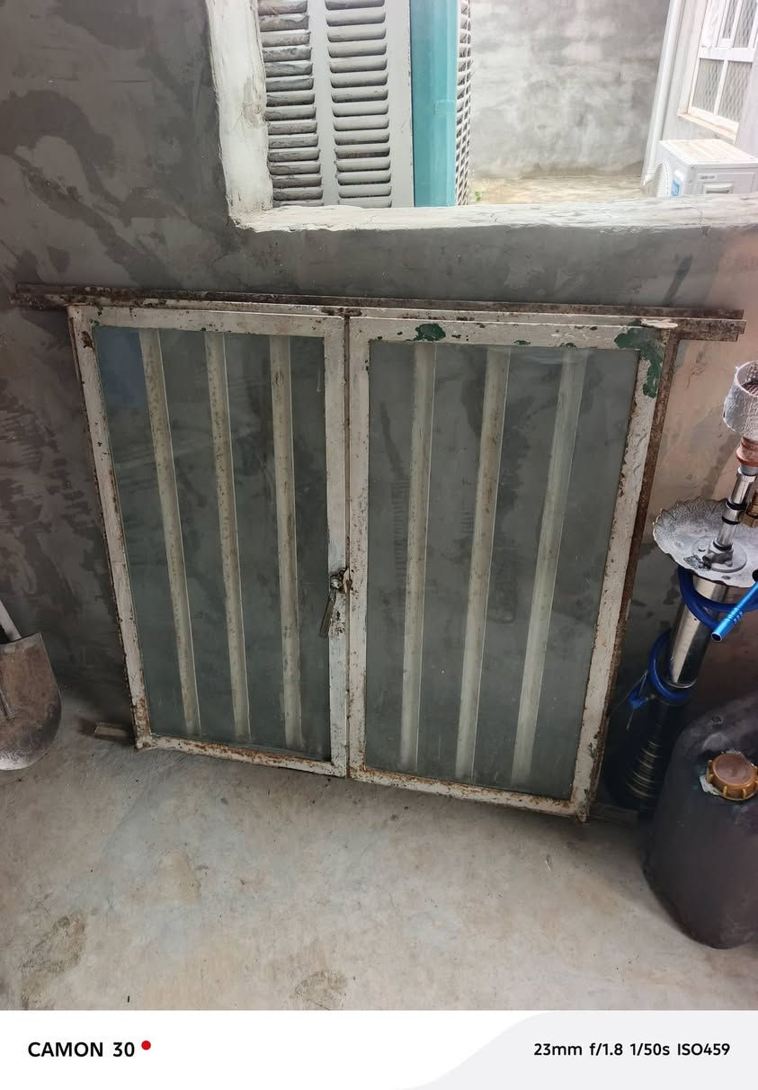 سلام عليكم شباك للبيع يفيد لعنده مخزن لعنده غرفة حلال الاتصال ***********
