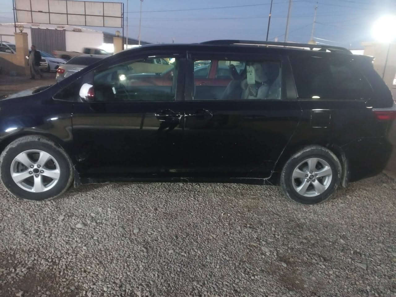 سينا 19
تيوتا سينا الون اسود
صبغ 4قطع
نص فول Le السعر 185  بيها مجال 
***********
