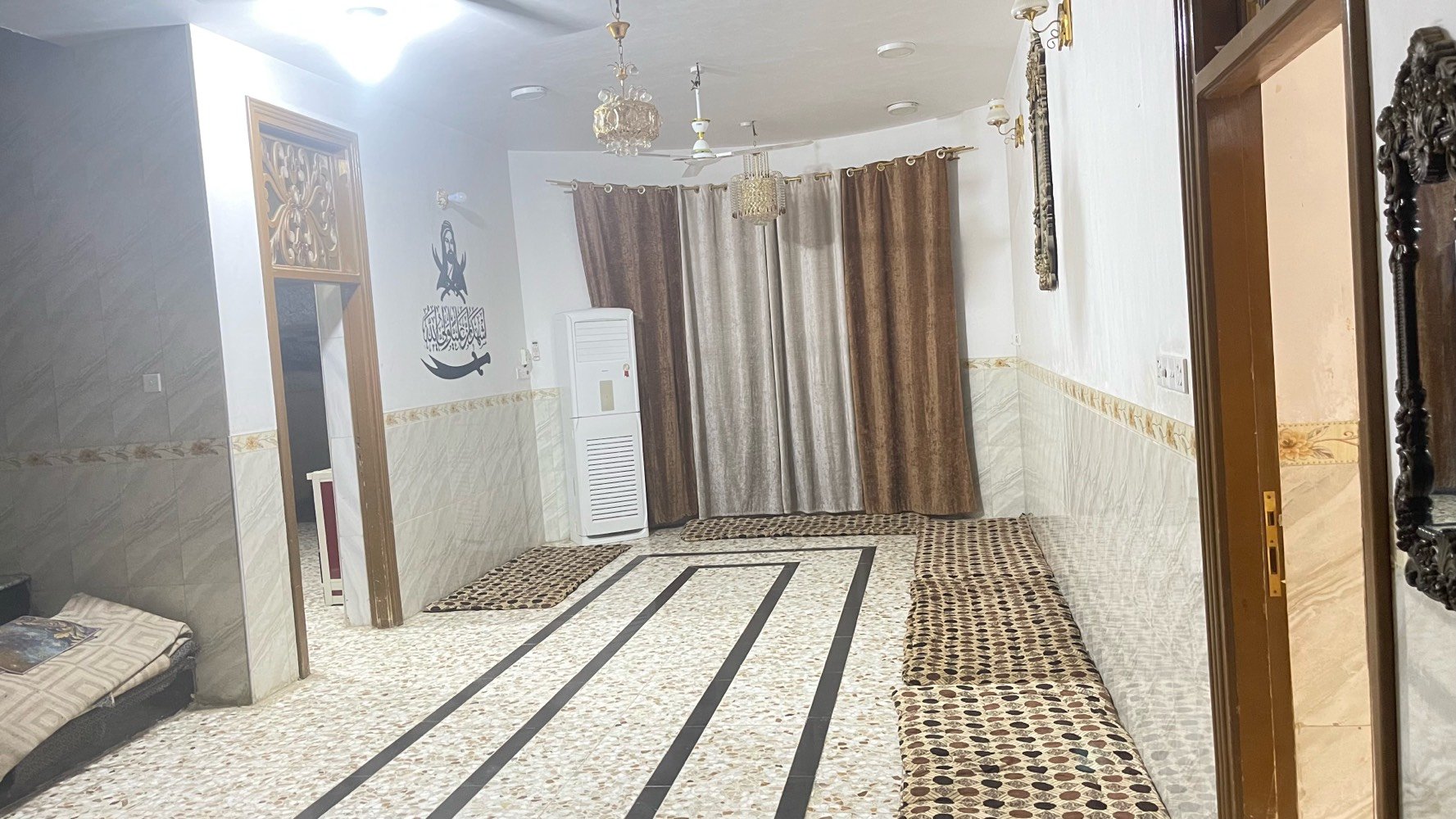 دار للبيع فقط
مساحة 327متر   سند 25 ب اسمي يحتوي البيت ع غرفتين نووم  والاستقبال  وهول ومطبخ مجمع صحيات داخلي وخارجي ومخزن طابق ثاني البيت صب كونكريت  بناء حديث سنة 2020 طابوق  وتتوفر جميع الخدمات والشارع 8متر   مكان حلة منطقة الرشدية  السادة الزوامل يبعد عن شارع العام ب 400متر  ل  الاستفسار ***********