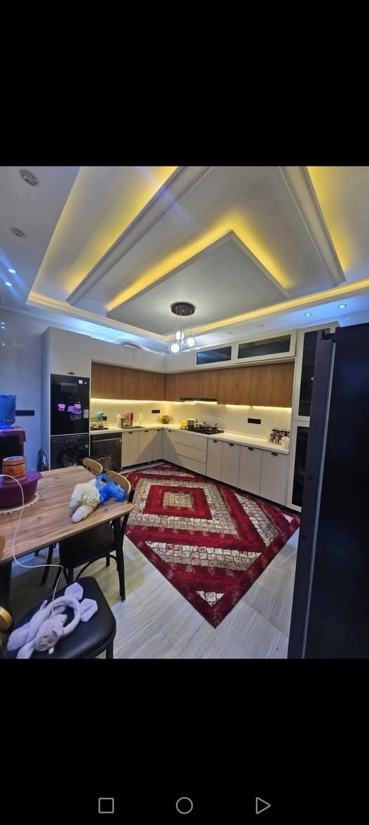 السلام عليكم بيت للبيع مساحة 200متر واجهة 10يحتوي على ثلاث طوابق 7غرفة نوم  وصالةومطبخ وخدمات وكراج وحديقة بيت نظيف جدا درجة اولا موقع ممتاز حي جهاد الطائي مقابل مجمع النسيم الاستفسار على هذا الرقم ***********
