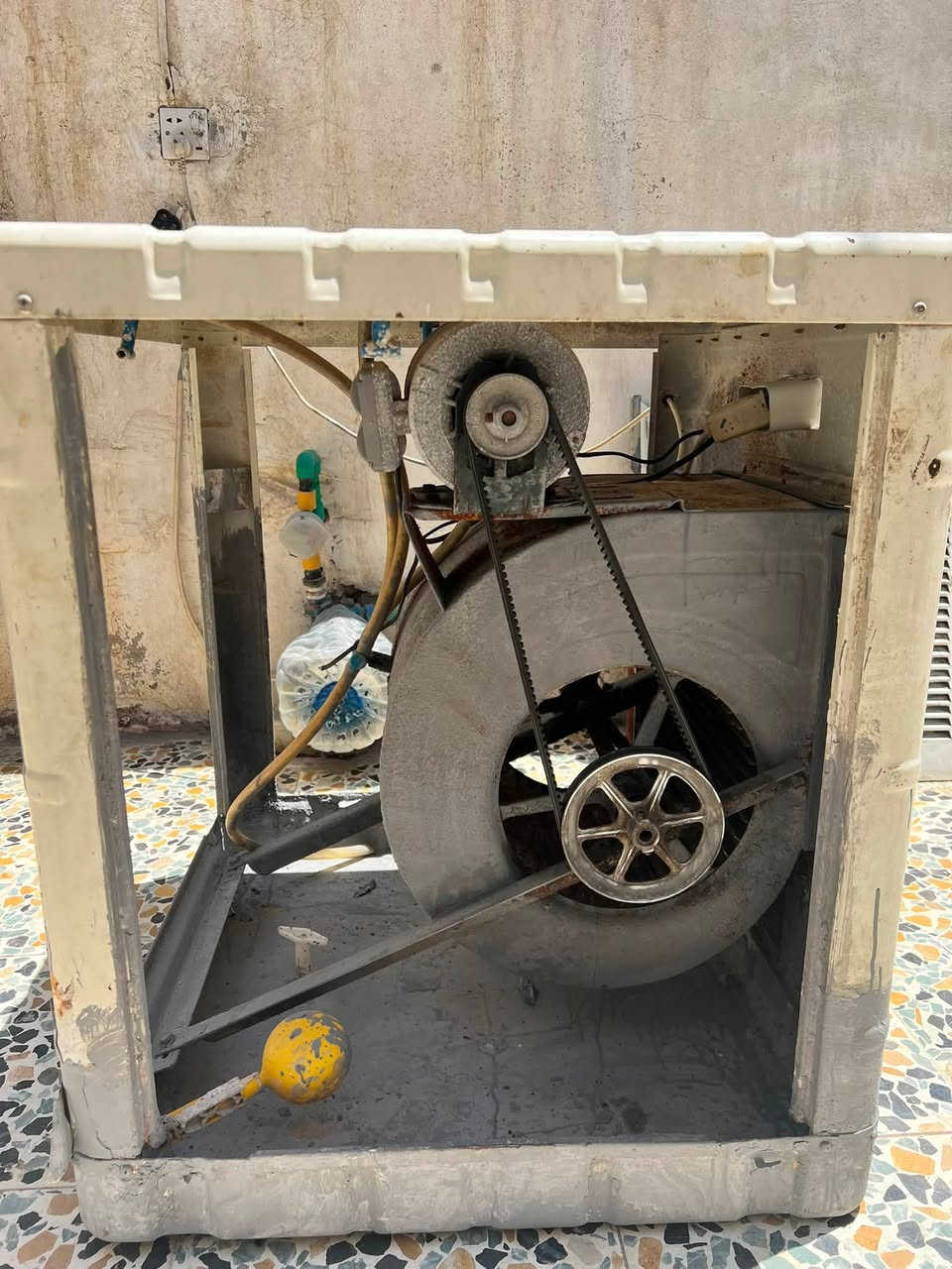 مبردة الونا
مصبوغة الارضية مالتها ضد الزنجار
وشغالة سرعتين كاملة من كلشي
سعرها 80 وبي مجال
***********
مكاني الرمادي
