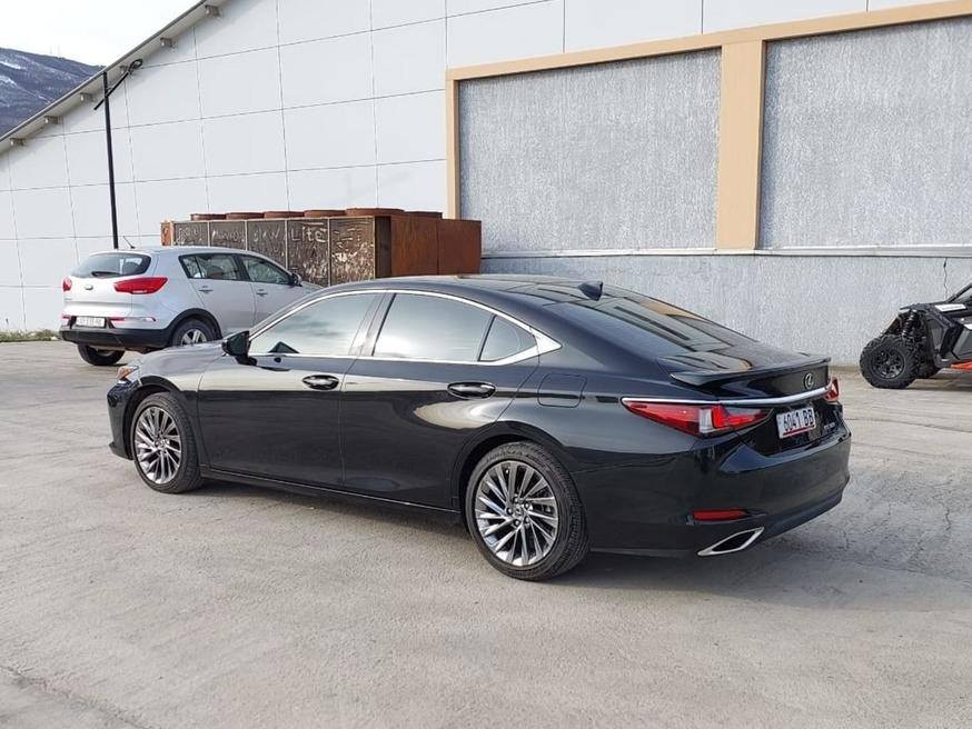 السيارة للبيع من جورجيا تبليسي العاصمة الجورجية 🇬🇪
لكزس ES 350 موديل ٢٠٢٥، سعة ٣.٥ لتر
المسافة المقطوعة: ٢٣٠٠ كم / ١٤٣٨ ميل 

المعروضة بالسعر جورجيا 227ورقة 

السيارة بحالة ممتازة.. يمكنك معاينتها في أي مكان.. مزودة بكاميرا بانورامية، وعداد سرعة عرضي، ونظام رؤية ٣٦٠ درجة، 

الهيكل النوع: سيدان، الحالة: جديدة، نوع المحرك: بنزين، سعة المحرك: 3.5 لتر، الدفع: خلفي، عدد الأبواب: 4/5، عدد المقاعد: 4-5، اللون الخارجي: أسود

فتحة سقف، ناقل الحركة: أوتوماتيكي، عجلة القيادة: يسار، نظام هيدروليكي، نظام منع انغلاق المكابح (ABS)، نظام التحكم الإلكتروني بالثبات (ESP)، أكثر من 6 وسائد هوائية، قفل مركزي، نظام إنذار، مانع تشغيل المحرك، نوافذ كهربائية، مقاعد جلدية، مقاعد مدفأة، مكيف هواء، نظام تحكم مناخي ثنائي المناطق، الخامة: جلد، اللون الداخلي: أسود، مساعد ركن السيارة، نظام ملاحة، كمبيوتر رحلات، مثبت سرعة، عجلات معدنية، مصابيح زينون أمامية، عدد الأسطوانات: 6، كاميرا خلفية


**إذا كنت صاحب هذا الإعلان وتريد حذفه لأي سبب، رجاءا أرسل رسالة إلى الدعم الفني**