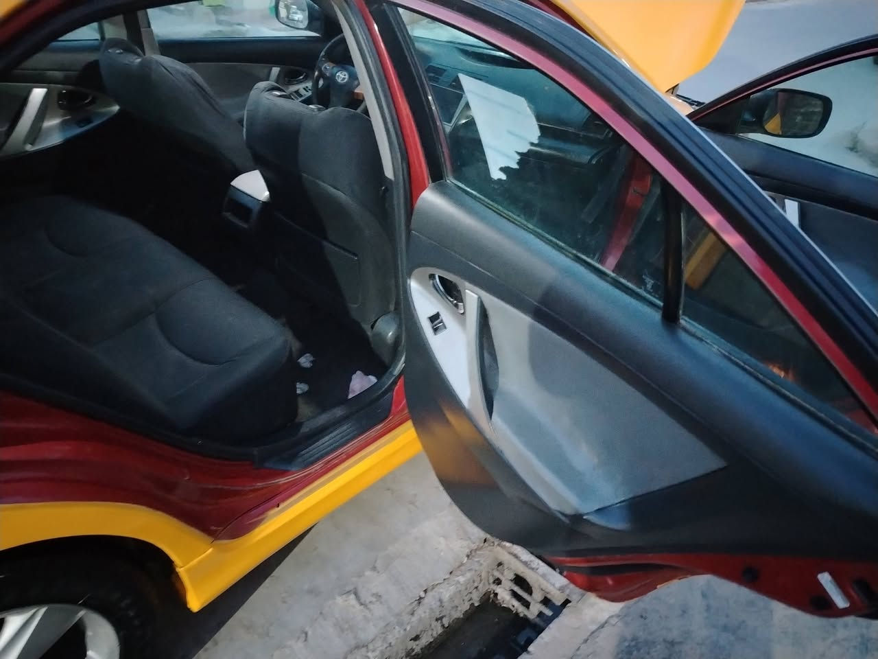 السلام عليكم كامري تكسي 2010 جديده ماشاء الله تخم صدر تايرات بطاريه دبلات كلهن امبدلات جدد صارف عليهن اهواي السياره خير َو بركه بيها طخه جامرلغات الورا او جامرلغ سايق امامي امبدل بدون دواخل ولا شواصي ولا دواخل كلهن سليمات او نقابه سنويه بسمي كله امصفر سعرها 85او بيها مجال ..*********** .
