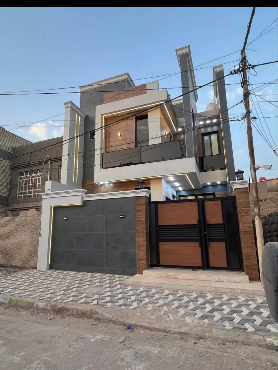 #دار_للبيع🏠

#الموقع : حي العداله دور القضاة 🌍

#المساحه : 150متر الوجه 7.5نزال 20✨

#التفاصيل : الدار جديد غير مسكون فووول درجه الأمتياز نسبه بنائه
شارع 15 
يتكون  الدار  من غرف نوم عدد4+صالتين+5مجاميع صحيه+مطبخ حار بارد+منورعدد2 …………

♻️اشراف هندسي وموصفات البناء عالية الجوده ومميزه
                ________________________
ملاحظه/ وفرنا النقل مجاني ويدلل المشتري 🫡 

يتوفر لدينا:
🏘️ عقارات سكنية (بيع وشراء)
🏢 محلات وعمارات تجارية
📍 أراضٍ سكنية وزراعية
📑 عقود رسمية ومصدقة

✨ عروض مميزة يومياً ✨
🛑 أسعار تنافسية – مواقع مميزة – خدمات متكاملة

📞 للتواصل: [***********____ ***********]
📍 العنوان: [الفرع الاول ]1
(النجف الاشرف/حي سلام/بداية شارع ابو دجاج/مكتب انجاز)
                   [الفرع الثاني]2
(النجف الاشرف/حي السلام/منتصف شارع ابو دجاج مكتب 
جنة النعيم للعقار والمقاولات العامه)
🕒 أوقات الدوام: من [4] إلى [9] مساءً –

📲 زورونا أو راسلونا على الواتساب لمعرفة أحدث العروض
✅ جنة النعيم وأنجاز … حيث تجد الراحة والأمان في بيت العمر
             ✋🏻أدارة المكتب/انتضرونا في عروض أجمل
