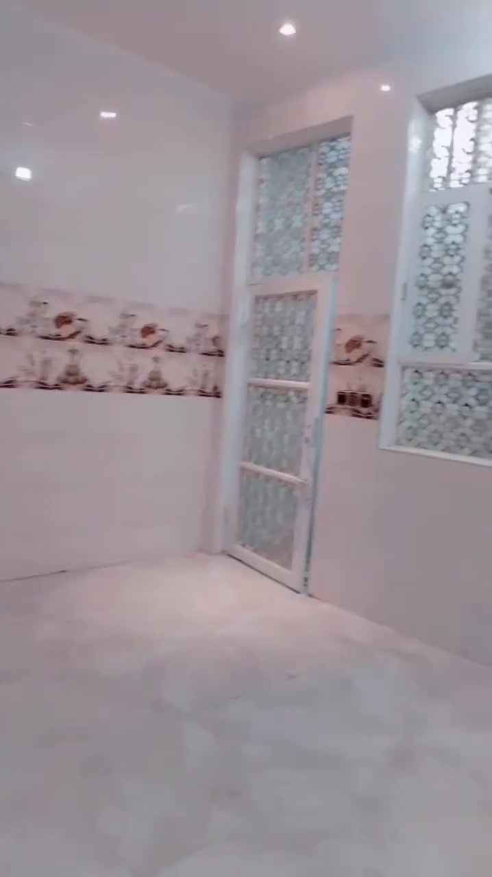 سلام عليكم 👈بيت للبيع 👉 كربلاء الأمن الداخلي المساحه 250 السعر ب225 غرفتين وصاله ومطبخ صحيات عدد2 طابق الثاني محتاج بس سقف 👈 للستفسار ***********👉
