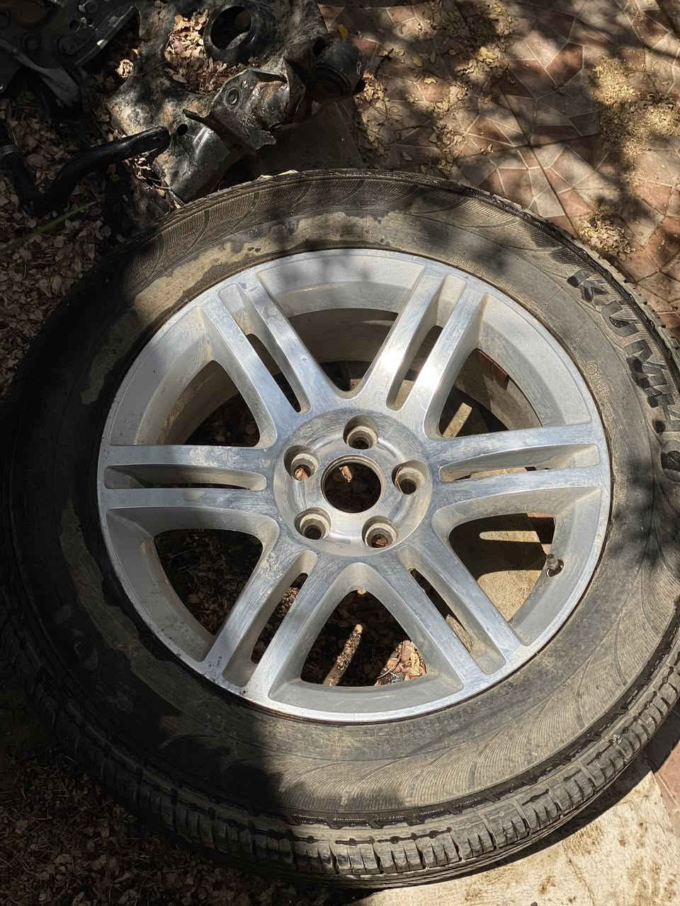 ويل فور اكسبلورر للبيع بسعر مناسب
مع تاير بحالة جيدة 
حجم الويل 18
مكاني البصرة
للتواصل ***********
