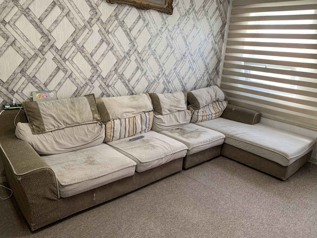 كورنر سعر جداااا مناسب  الخشب والاسفنج  ماتنة وقوة ومابيهن شي بس دوشمة تعبانة وكل قطعه سحاب يعني ينفتحن او يتخيط اله غيرة سعره 120 بي مجال. وهذا رقم للاتصال.   ***********
