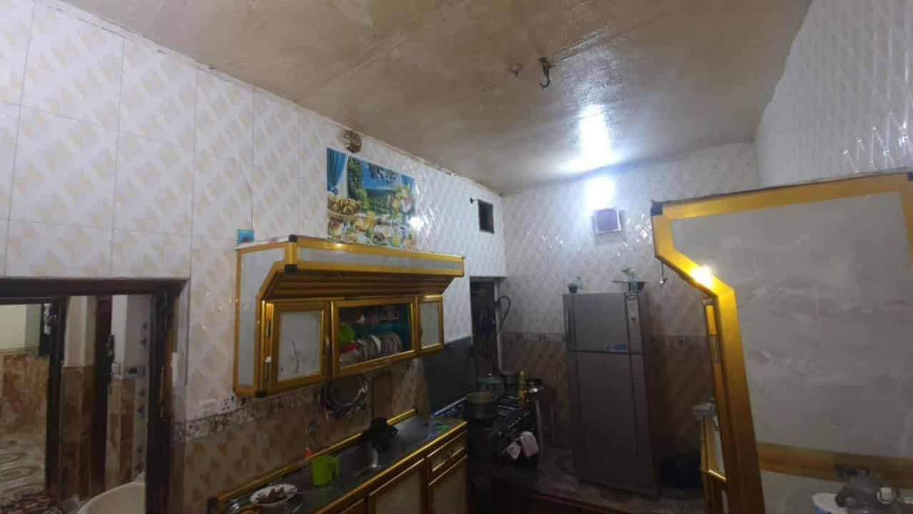 في حي الرحمة الأولى قرب المستوصف المساحة ١٠٠م مربعه 
الطابق الاول مطبخ وغرفه وصاله واستقبال وصحيات داخليه وخارجية
الطابق الثاني غرفتين نوم وصحيات
السعر: ٤٠ مليون
***********@إشارة
