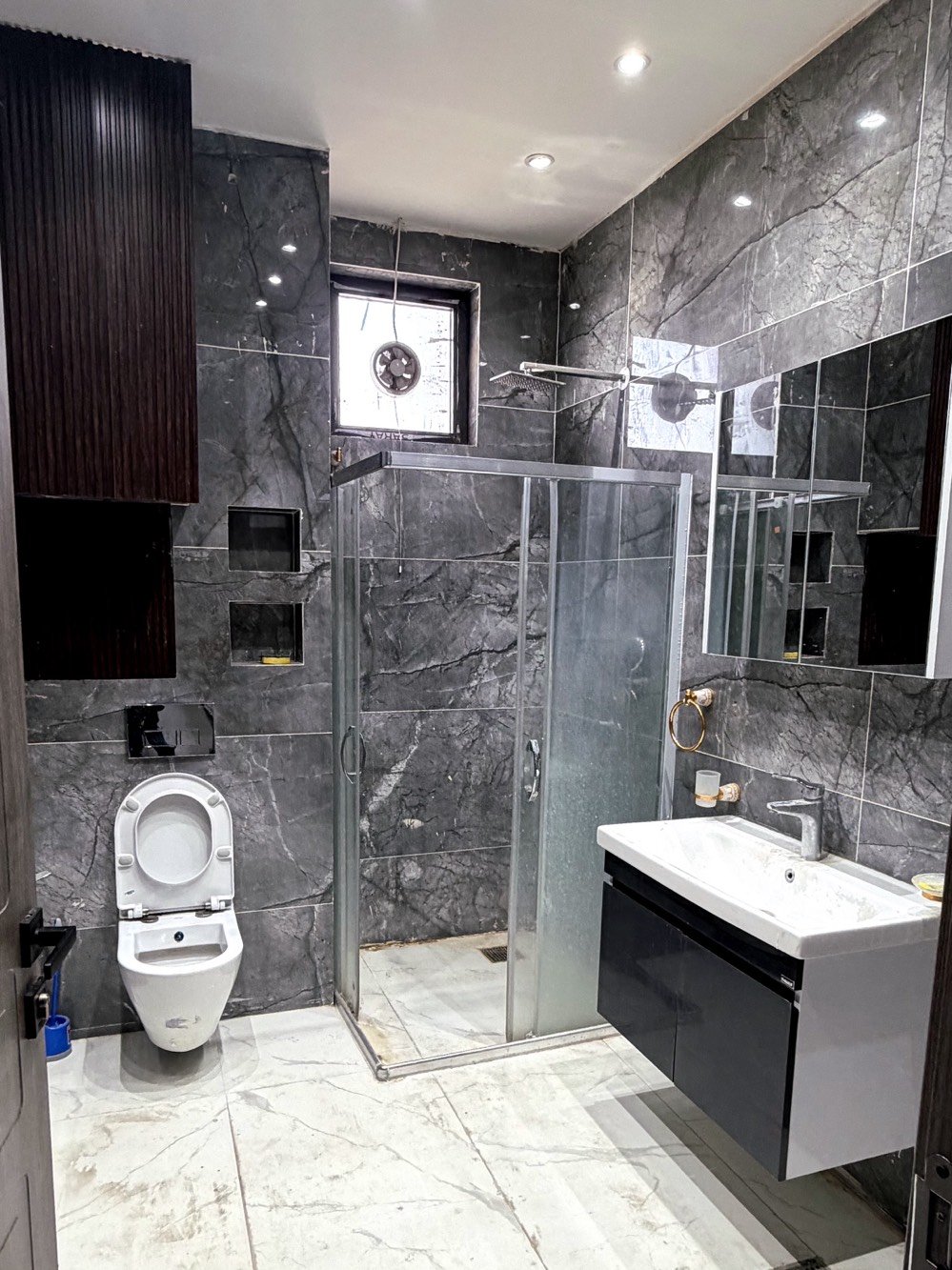 شقة حديثة للايجار في ابو نؤاس مطله على نهر دجلة الفرع بين شارع الكرادة داخل وابو نؤاس يوجد فيها :

غرفتين وصالة
حمامين
120 متر
الطابق الرابع
البناية حديثة جدا
كراج
حارس
بناية نظيفة وامنة
جرس مع بوابة الكترونية
باب تفتح بالبصمة
بلكونة واطلاله على نهر دجلة
زجاج مزدوج 
مصعد
سعر مليون ونص 
للتواصل ***********
