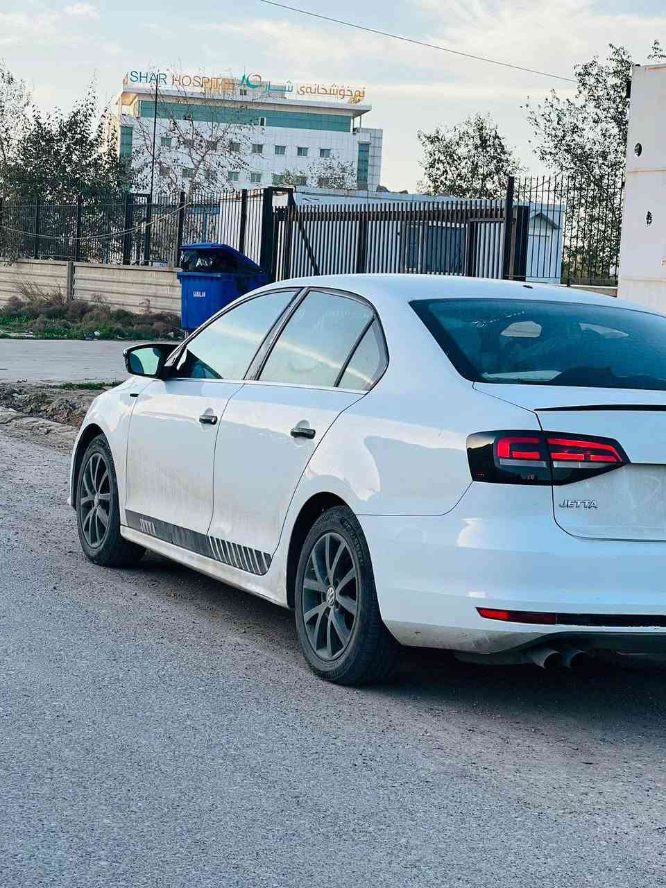 جیتا ٢٠١٧ سەیارەکە ٥ ساڵە لە کنە خۆمە سەیارەکە زۆر جوانە خاوێنە سەیارەکە جامرخەکی سبوغە لەگەڵ بۆنیتی دەرکەی سەکنیش رسمەکەیم دانایە ئێرباگ سوکان تەقیە سیستەم داندریتەوە ناوێ هیجی نییە مواسەفات s 
0750 791 6998 whatts up ‘viber أربيل, العراق
