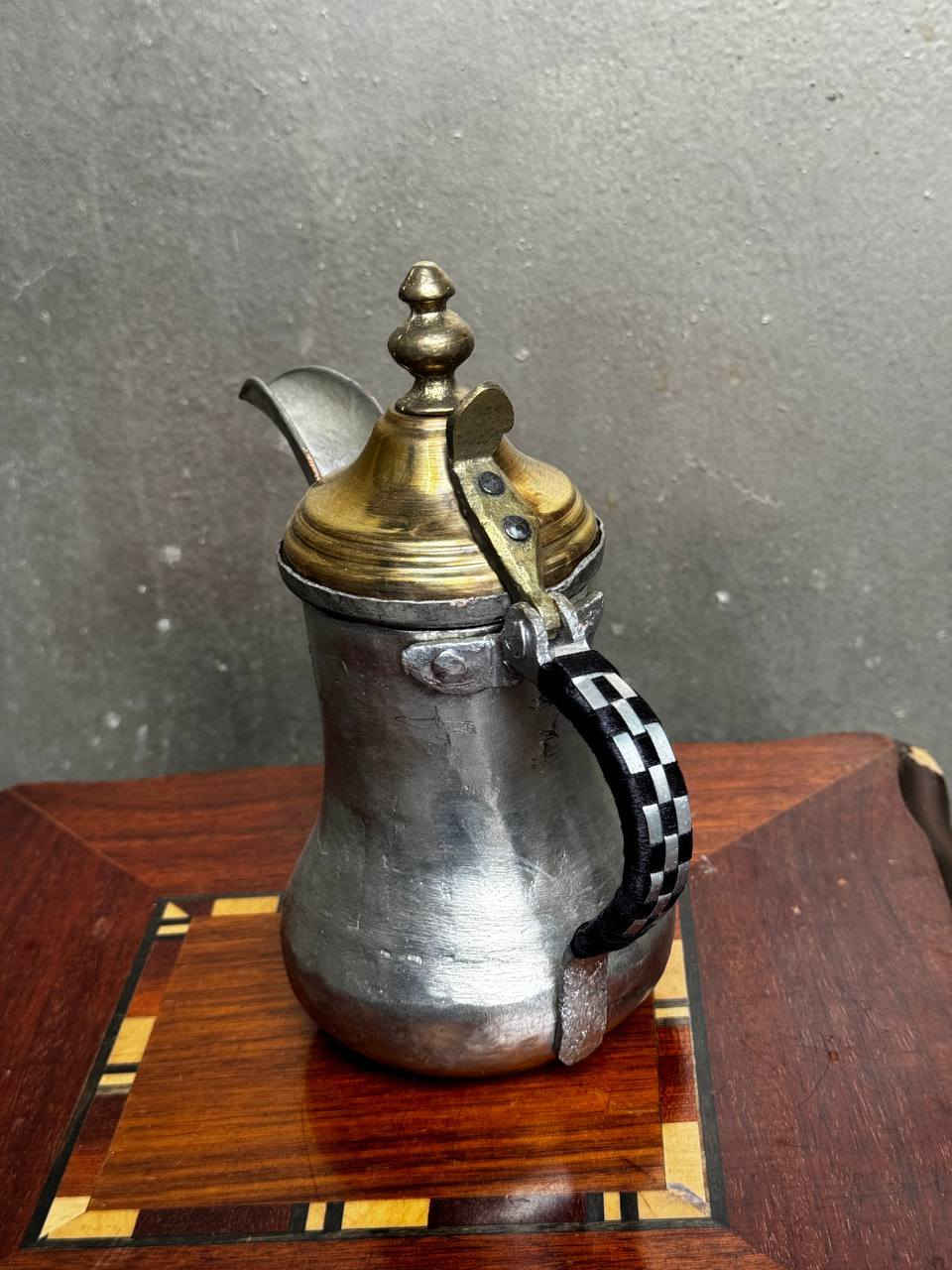 دلة بغدادية غطى ناصي شغل عماد مهدي صالح مختوم قياس 22سم غير مستخدم نضافة 100/100
***********بغداد
