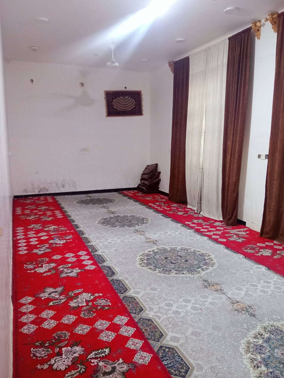 السلام عليكم اخوان بيت للبيع زراعي صوب الشاميه المساحه 450 البناء طابوك السطح كونكريت قاطين خدمات كامله البيت يتكون من استقبال عشره متر وصالات اثنين وست غرف ومطبخ وصحيات الاستفسار على الرقم *********** او واتساب
