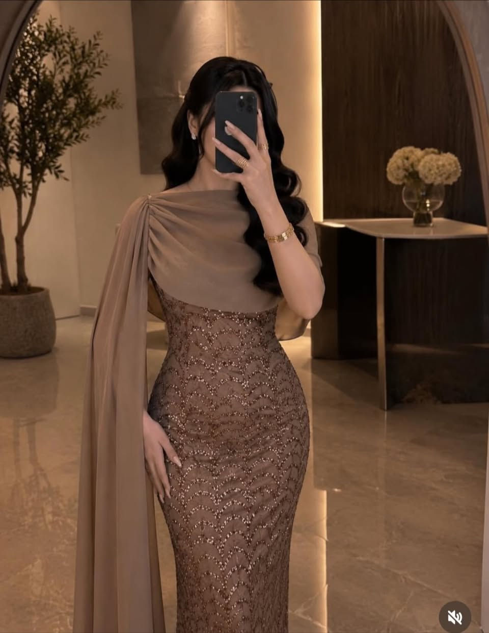 السلام عليكم عندي فستان لبستة مره وحده قياس 46 سعرة 60 الف يبيعيو بالبيجات 110 وشوفو بهذا لون توصل خاص او 
***********
