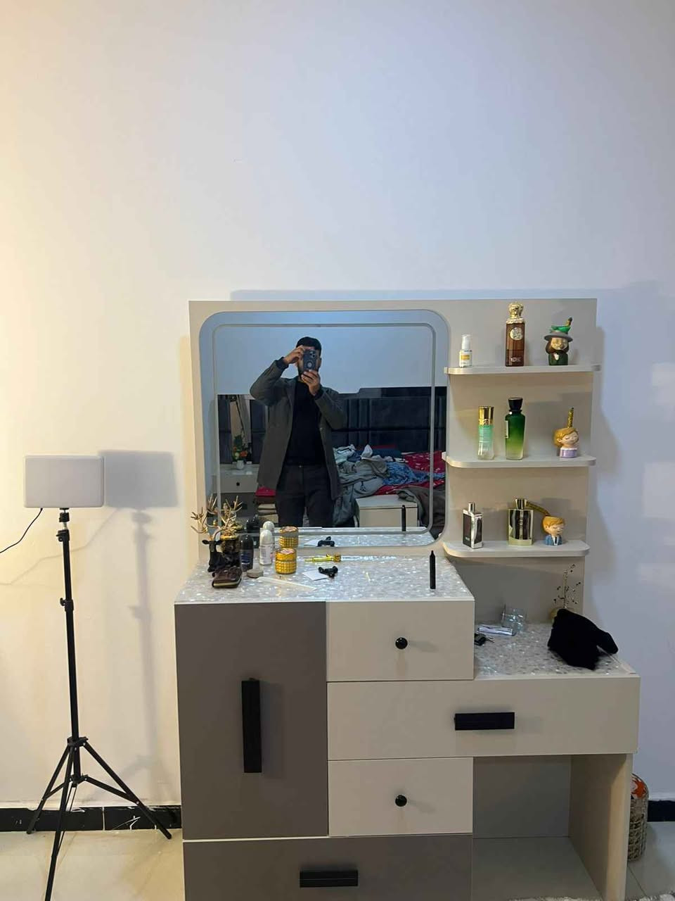 غرفه اخشاب للبيع مستخدمه 4 اشهر فقط وحاليا مفصخه الغرفه ومسلفنه يحتاج فقط شد السعر مليون و250 وبيهه. مجال مكاني نجف حي المهندسين 
للاتصال ***********/*********** النجف, العراق
