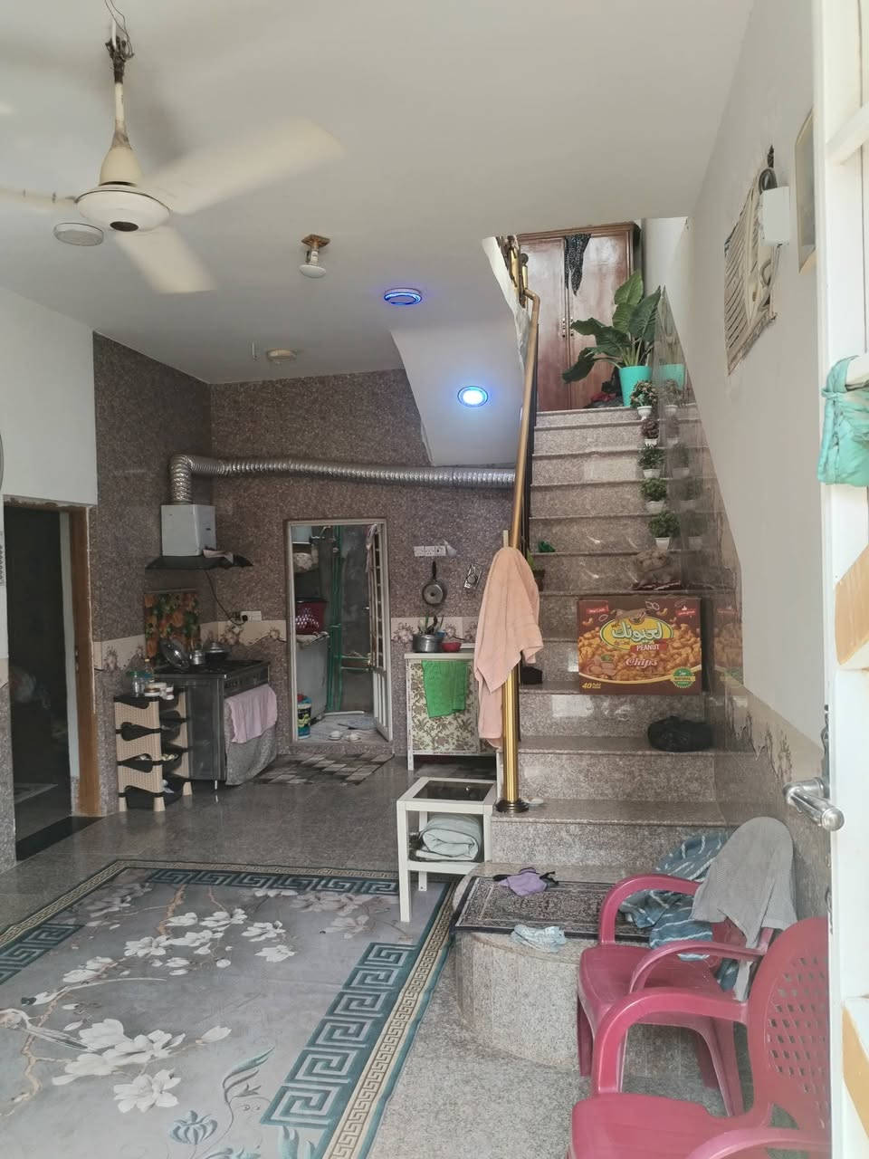 سلام عليكم بيت 100م  العنوان كربلاء الحسينيه العطيشي قرب معرض حردان طابو 25 استقبال وغرفه وصاله مفتوحه ع المطبخ حمام داخلي وخارجي طارمه صطح اشتايكر كله كامل كهرباء ماء مولد ذهبي السعر 65 باقي التفاصيل اتصال  ***********
