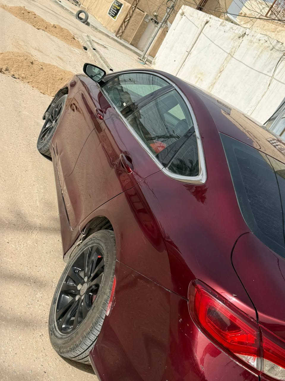 السلام عليكم للبيع او المراوس باحدث مع الفرق كرايسلر C200 موديل 2015 رقم سليمانيه تحويل او وكاله حادثها جاملغ والبنيد  بدون دواخل  مكينة 2400  مكينة كير تبريد مكفولات السيارة جاهزة فقط التبريد نقصه غاز  سعرها 80 وبيه مجال حك الجيه مكانها النجف الاشرف للتواصل الإتصال ***********
