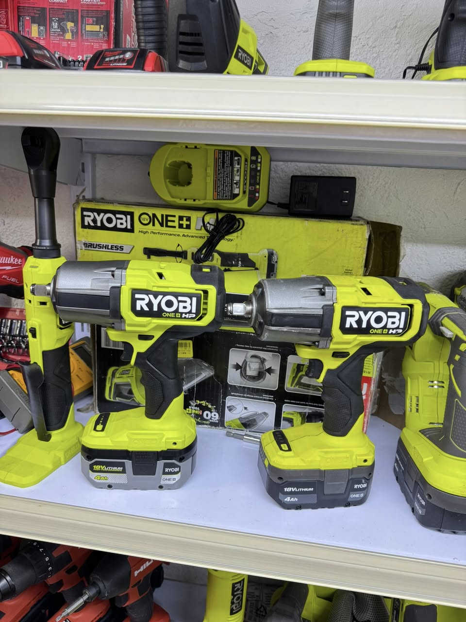 سلام عليكم اخوان 
من رخصة الأدمن 
 دريل لقمه RYOBI متوفر جديد ومستخدم التفاصيل داخل الف يو 
توصيل متوفر 
📞*********** واتساب
