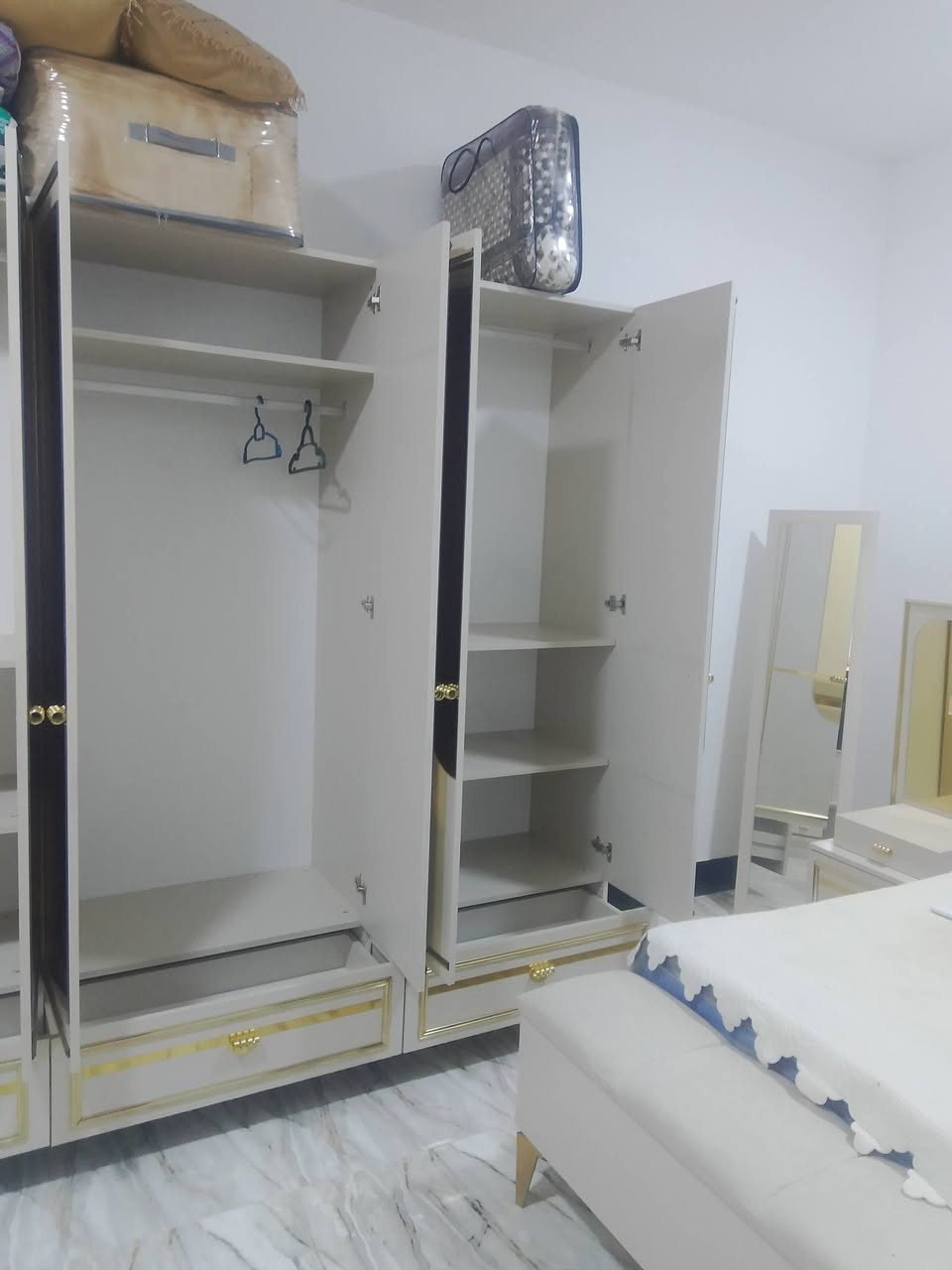 سلام عليكم
غرفه نوم تركيه الدرجه الوله
اي زلغ ما بيه شرط نضيفه 
مليون و300وبيه مجال 
***********
