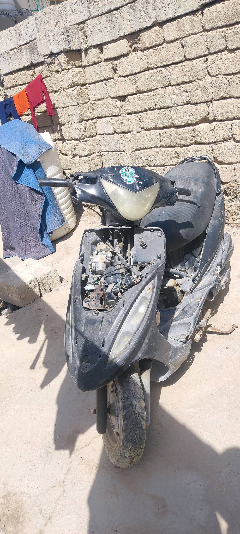 دراجة كامكو دراجه كلشي ما بيها  بس العقل مالتها محترك وتبديل فيشة عقل كفراتها موجودة السعر 125 الف وبيها مجال 
وين مكان البيع؟: 
الكوفة البراكية شارع المعمل شارع سيد حبيب 